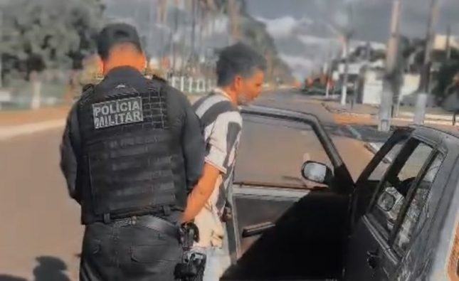 Homem espanca esposa até sangrar e foge bêbado com filho pequeno dentro do carro em MT; assista à prisão