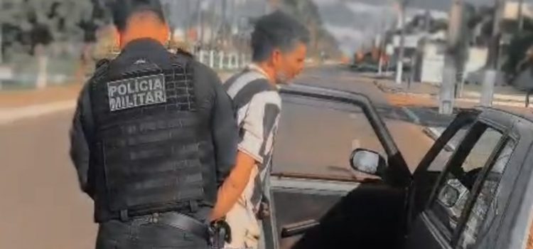 Homem espanca esposa até sangrar e foge bêbado com filho pequeno dentro do carro em MT; assista à prisão