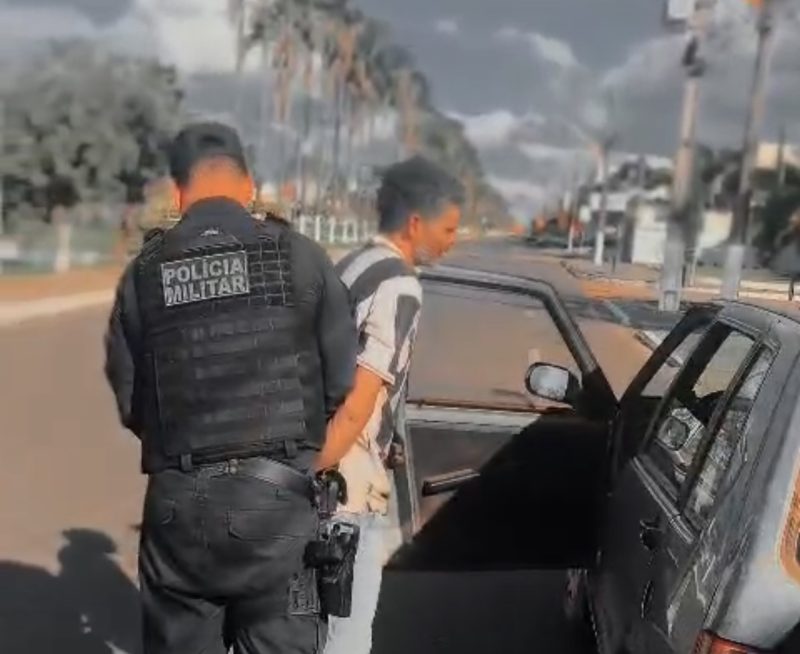Homem espanca esposa até sangrar e foge bêbado com filho pequeno dentro do carro em MT; assista à prisão