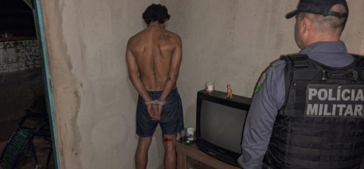 Homem expulsa esposa de casa a pontapés após criança quebrar chuveiro e é preso em Rondonópolis