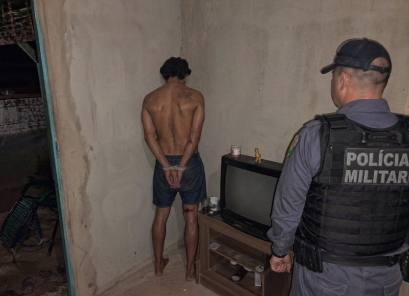 Homem expulsa esposa de casa a pontapés após criança quebrar chuveiro e é preso em Rondonópolis