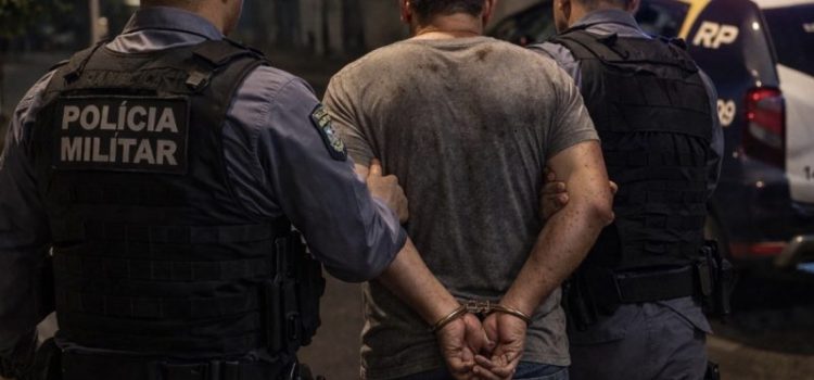 Homem persegue esposa e filhos com faca e PM invade casa para evitar tragédia em Rondonópolis