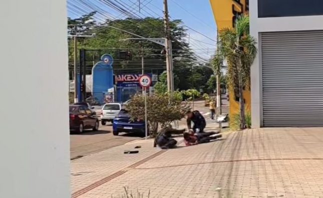 Homem quebra caixa, ameaça incendiar agência e cai no ‘pau’ com PM de Rondonópolis; assista