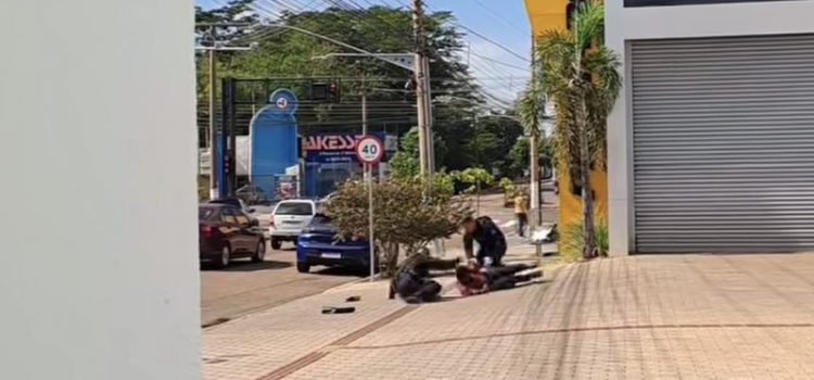 Homem quebra caixa, ameaça incendiar agência e cai no ‘pau’ com PM de Rondonópolis; assista