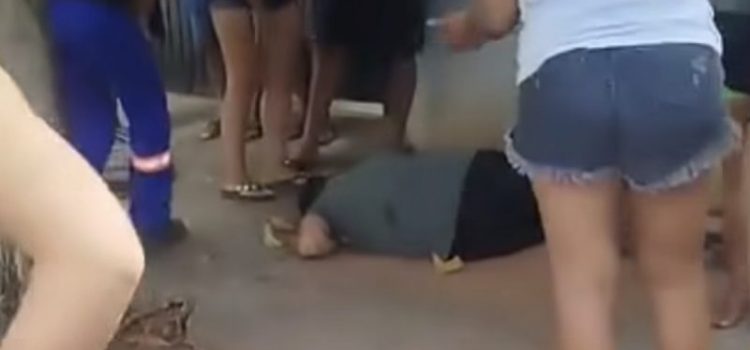 Jovem é baleado na frente de residência e morre ao dar entrada no Hospital Regional; vídeo forte