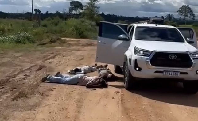 Mistério: três homens são assassinados em Hilux as margens da BR-163; vídeo forte