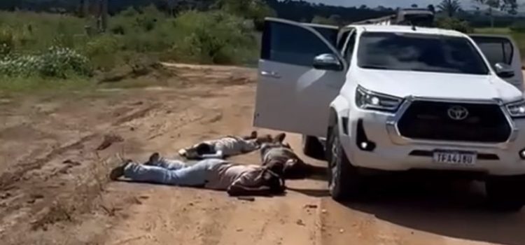 Mistério: três homens são assassinados em Hilux as margens da BR-163; vídeo forte