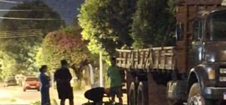 Motociclista bêbado bate brutalmente na traseira de caminhão e fica em estado grave em Rondonópolis; vídeo