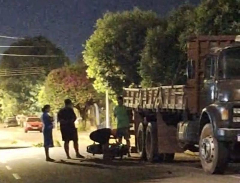Motociclista bêbado bate brutalmente na traseira de caminhão e fica em estado grave em Rondonópolis; vídeo