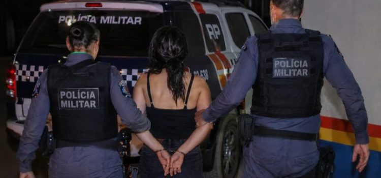 Mulher acaba presa por destruir casa do ex e horas depois leva tijolada do atual namorado em MT