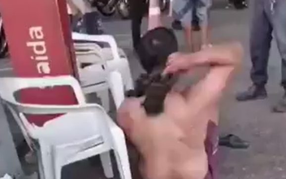 Pancadaria entre casal em supermercado termina com faca cravada nas costas do homem e mulher presa pela PM; vídeo forte