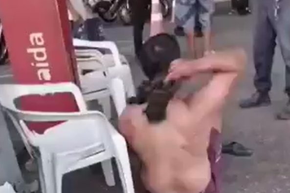Pancadaria entre casal em supermercado termina com faca cravada nas costas do homem e mulher presa pela PM; vídeo forte