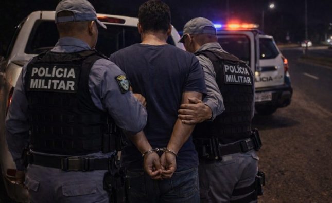 Perturbado joga copo no rosto da ex, segue ameaçando mulher até na viatura e ainda xinga PMs em Rondonópolis