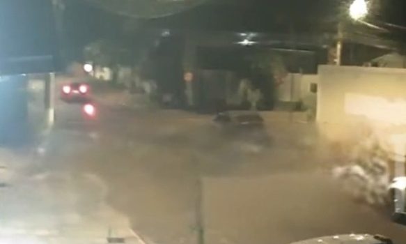 Que paulada: motociclista fica ferida ao colidir na lateral de picape em Rondonópolis; assista