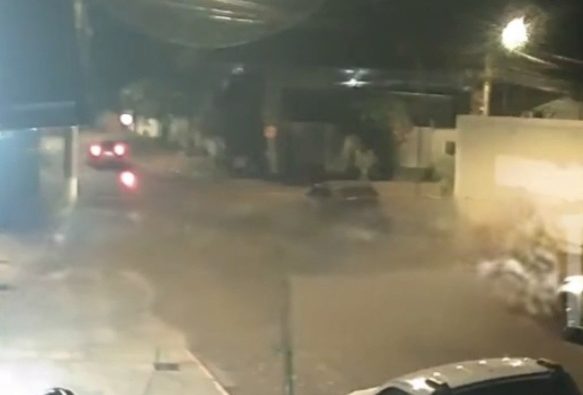 Que paulada: motociclista fica ferida ao colidir na lateral de picape em Rondonópolis; assista