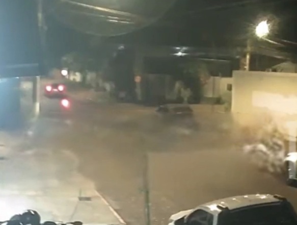 Que paulada: motociclista fica ferida ao colidir na lateral de picape em Rondonópolis; assista