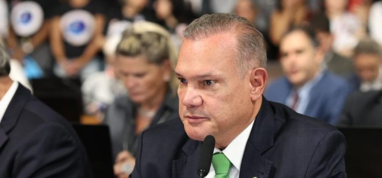 Senado aprova criminalização do exercício ilegal da veterinária e Wellington cobra rapidez na sanção presidencial