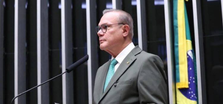 Wellington Fagundes assina PEC que amplia liberdade do trabalhador para escolher jornada de trabalho
