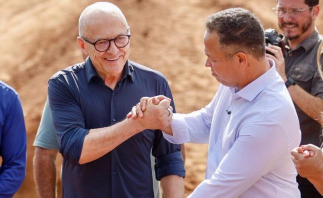 ADEUS POEIRA E LAMA: Cláudio Ferreira e Pivetta autorizam início das obras de asfalto e drenagem no Sagrada Família