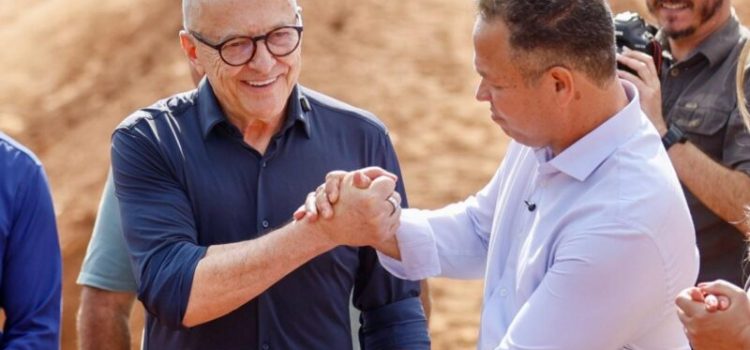 ADEUS POEIRA E LAMA: Cláudio Ferreira e Pivetta autorizam início das obras de asfalto e drenagem no Sagrada Família