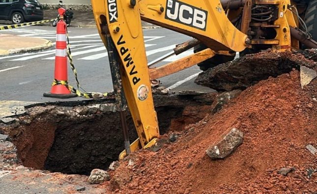 AFUNDAMENTO NA PISTA | Rua Rio Branco é interditada emergencialmente após afundamento do asfalto em Rondonópolis