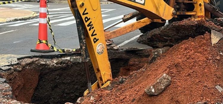 AFUNDAMENTO NA PISTA | Rua Rio Branco é interditada emergencialmente após afundamento do asfalto em Rondonópolis