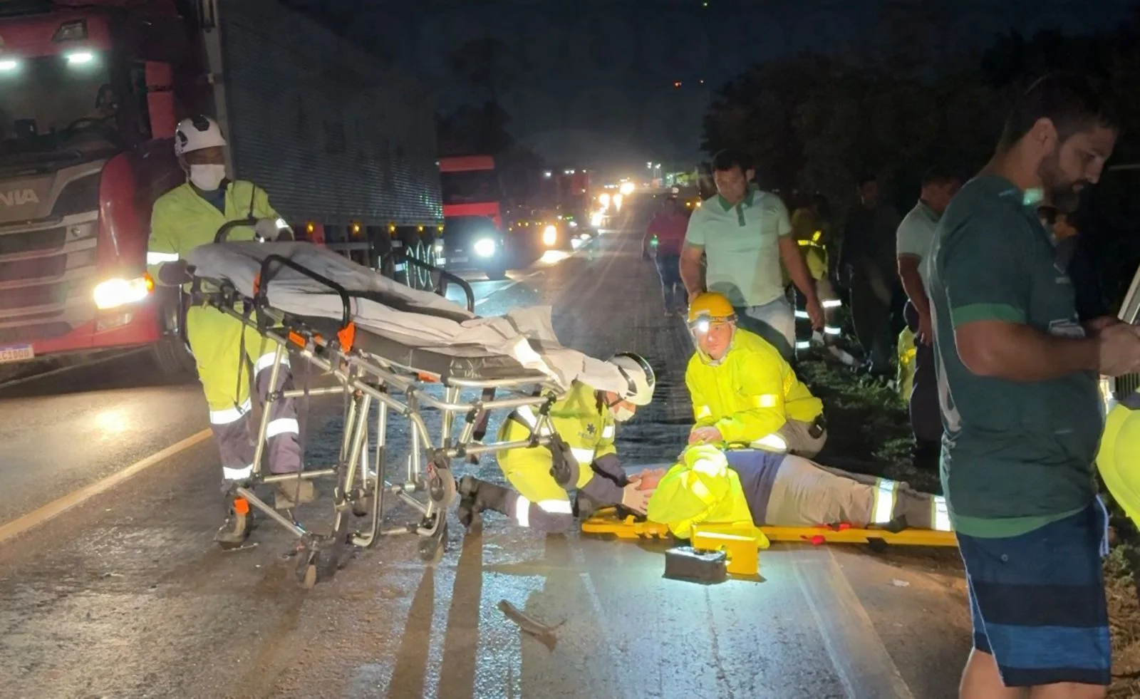 Acidente envolvendo 3 veículos deixa 15 feridos na BR-163; van levava trabalhadores da Rota do Oeste