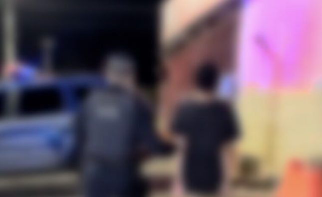 Adolescente bate na mãe porque queria um “rolê de carro” por aplicativo em MT; vídeo mostra a apreensão