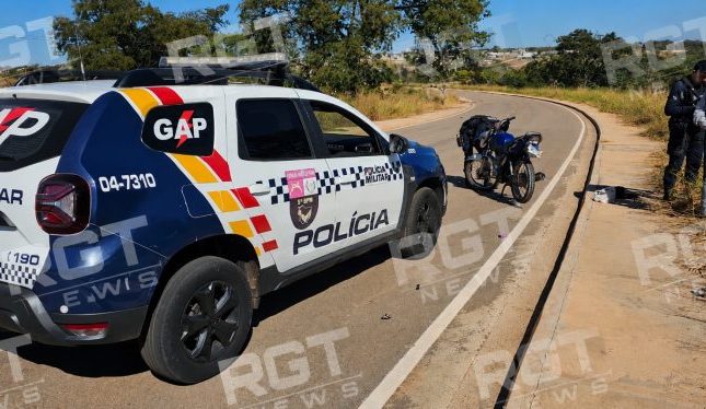 Amostradinho flagrado fazendo arruaça tenta meter fuga, empina moto e acaba preso em Rondonópolis; assista