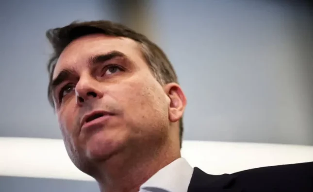 Após vídeo de Michelle, Flávio Bolsonaro se manifesta