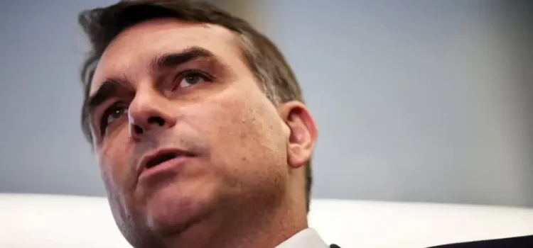 Após vídeo de Michelle, Flávio Bolsonaro se manifesta