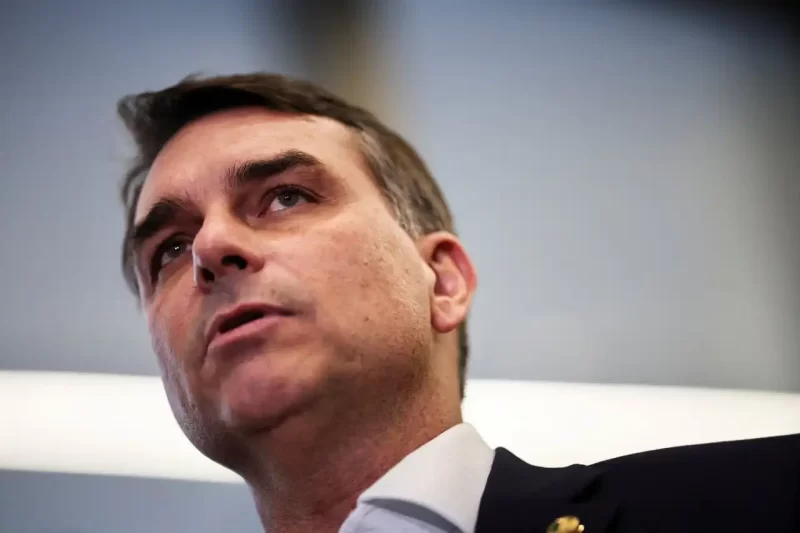 Após vídeo de Michelle, Flávio Bolsonaro se manifesta