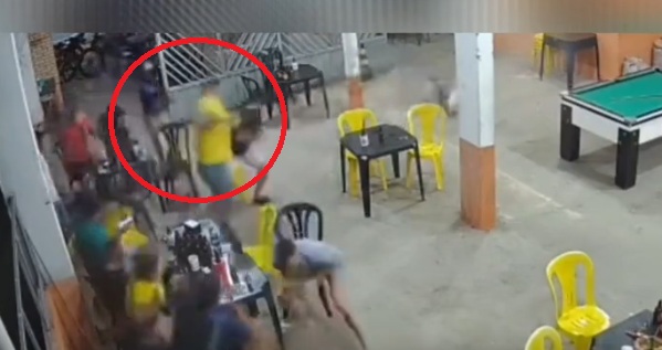 Assista momento em que pistoleiros invadem bar e executam homem durante o jogo da Seleção Brasileira; imagem forte