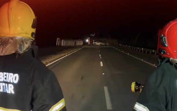 Atualização | Motorista morre após carreta tombar e interditar BR-163 em Rondonópolis; pista norte liberada