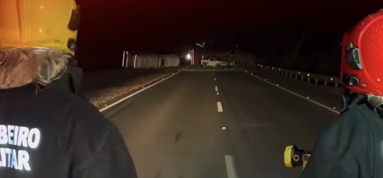 Atualização | Motorista morre após carreta tombar e interditar BR-163 em Rondonópolis; pista norte liberada