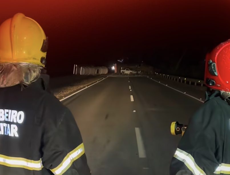 Atualização | Motorista morre após carreta tombar e interditar BR-163 em Rondonópolis; pista norte liberada