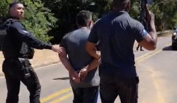 Bandido pula de ponte para fugir da PM após roubo de caminhão em MT; vídeo mostra prisão