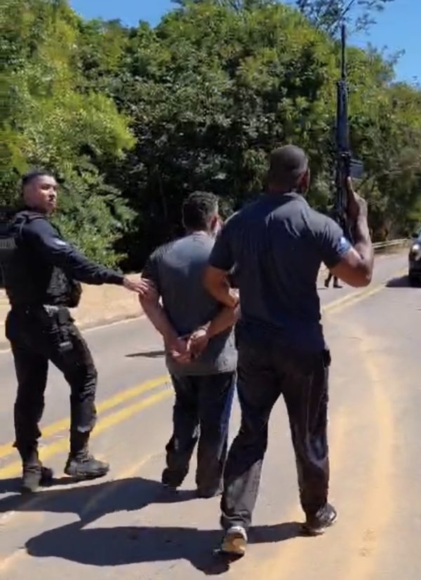 Bandido pula de ponte para fugir da PM após roubo de caminhão em MT; vídeo mostra prisão