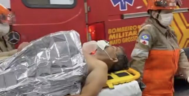 Banho de sangue: homem é brutalmente esfaqueado durante bebedeira e vai parar no Hospital Regional; vídeo