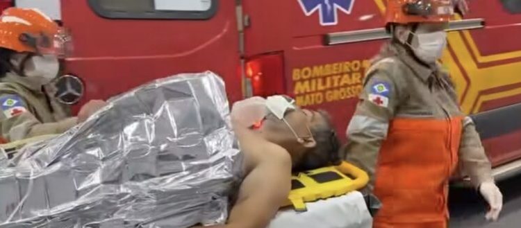 Banho de sangue: homem é brutalmente esfaqueado durante bebedeira e vai parar no Hospital Regional; vídeo