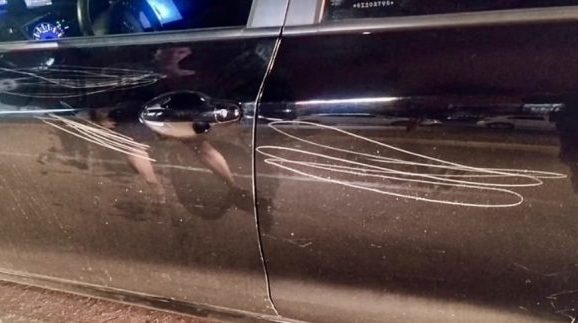 Dono flagra flanelinha riscando seu carro com faca e detém suspeito em Rondonópolis; vídeo
