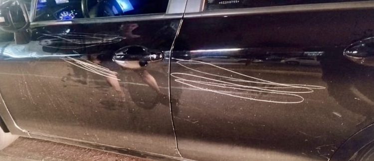 Dono flagra flanelinha riscando seu carro com faca e detém suspeito em Rondonópolis; vídeo
