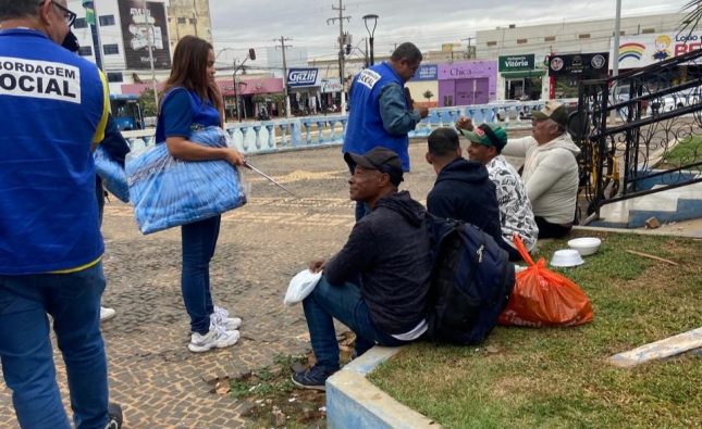 Equipes do Centro Pop distribuem cobertores e levam acolhimento para pessoas em situação de rua