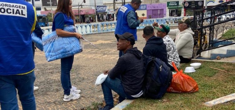 Equipes do Centro Pop distribuem cobertores e levam acolhimento para pessoas em situação de rua