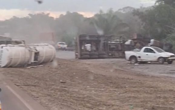 Etanol na pista: Carretas tombam após colisão e interditam BR-163 nos dois sentidos em Rondonópolis; vídeo