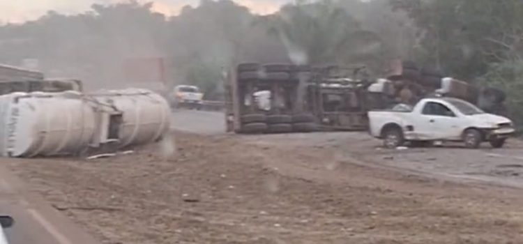 Etanol na pista: Carretas tombam após colisão e interditam BR-163 nos dois sentidos em Rondonópolis; vídeo
