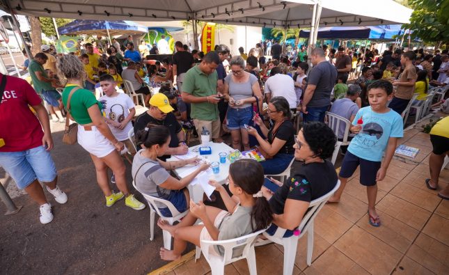 Evento de troca de figurinhas da Prefeitura de Rondonópolis é sucesso e reúne centenas de famílias