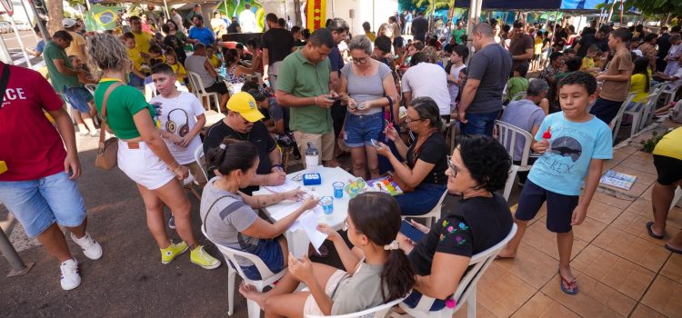 Evento de troca de figurinhas da Prefeitura de Rondonópolis é sucesso e reúne centenas de famílias