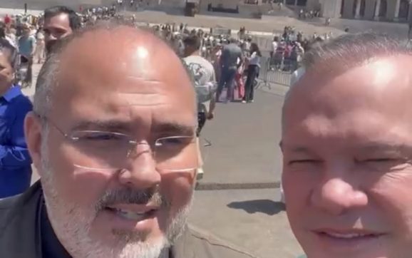 Fagundes desmonta narrativa sobre viagem e imagens mostram senador cumprindo promessa à Virgem de Fátima