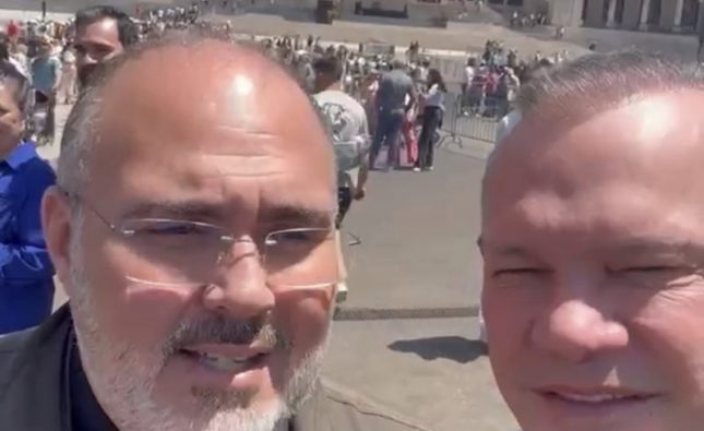 Fagundes desmonta narrativa sobre viagem e imagens mostram senador cumprindo promessa à Virgem de Fátima